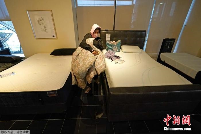 當(dāng)?shù)貢r間2月17日，美國得州的一家畫廊兼家具店內(nèi)，大批民眾來此避寒取暖，其中不乏一些人帶著被子來過夜。美國近日遭遇極寒天氣侵襲，多地氣溫創(chuàng)近年新低，其中得州災(zāi)情最嚴(yán)重，暴風(fēng)雪導(dǎo)致電網(wǎng)在酷寒中癱瘓，約400萬居民家中長時間停電。美國國家氣象局表示，得州休斯敦等地的氣溫甚至比靠近北極圈的阿拉斯加還要低。