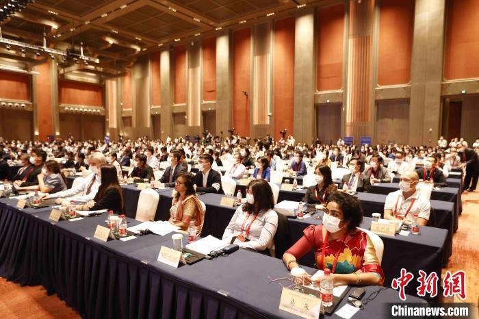 500余名專家學者、嘉賓代表以線上線下方式參加開幕式?！∈⒓样i 攝