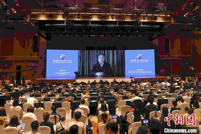 中國工程院院士、“人民英雄”國家榮譽稱號獲得者張伯禮通過視頻發(fā)表主旨演講?！∈⒓样i 攝