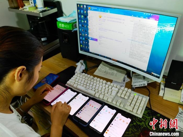 圖為網絡客服為網上“專車座套”客戶答疑釋惑?！巫雍?攝