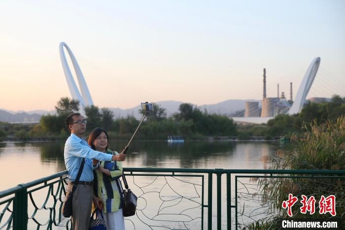 10月1日，北京冬奧公園內(nèi)的游客?！?lt;a target='_blank' href='http://www.chinanews.com/'>中新社</a> 易海菲 攝
