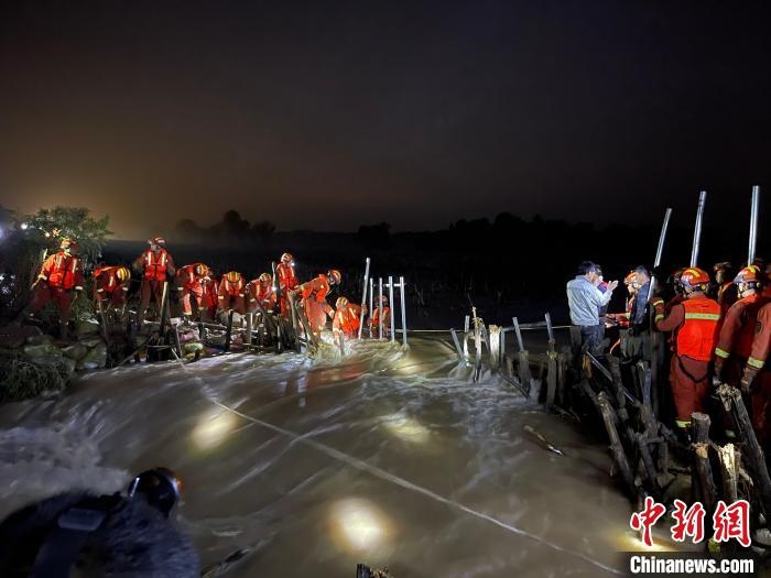 消防員分成左右兩路，同時(shí)發(fā)起決口封堵總攻。　閆旭輝 攝