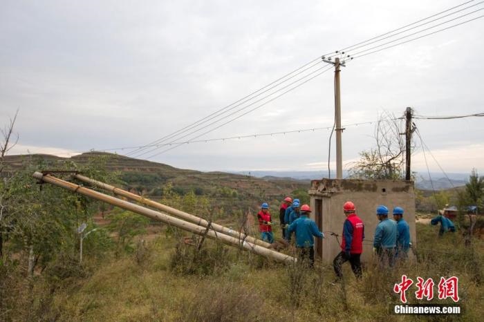 資料圖：10月11日，山西省靈石縣，電力工作人員在搶修電力設(shè)施。<a target='_blank' href='http://www.chinanews.com/'>中新社</a>記者 張?jiān)?攝 　
