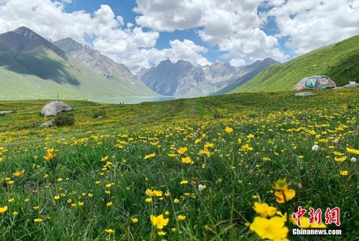 位于青海省果洛藏族自治州久治縣的年保玉則意為“神圣不可侵犯的地方”，山形如蓮花，總面積3469平方公里，保存有冰蝕地貌、冰磧地貌、現(xiàn)代冰川等地質(zhì)遺跡，有“天神后花園”之稱。
<a target='_blank' href='http://www.chinanews.com/'>中新社</a>記者 孫睿 攝