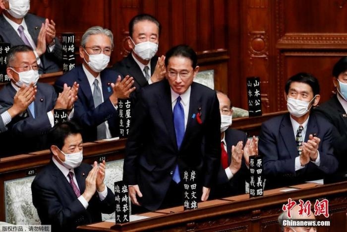 當(dāng)?shù)貢r(shí)間10月4日，日本自民黨總裁岸田文雄經(jīng)過(guò)眾院全體會(huì)議的首相指名選舉成為第100任首相。圖為岸田文雄（中）起身致謝。