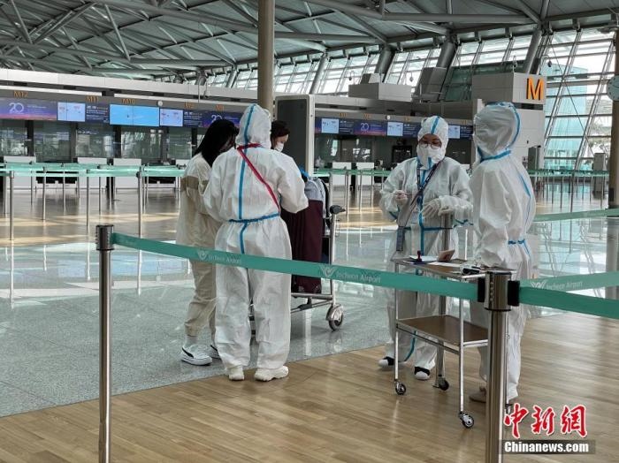 資料圖：韓國(guó)仁川國(guó)際機(jī)場(chǎng)工作人員嚴(yán)格執(zhí)行防疫措施。<a target='_blank' href='http://www.chinanews.com/'>中新社</a>記者 劉旭 攝　