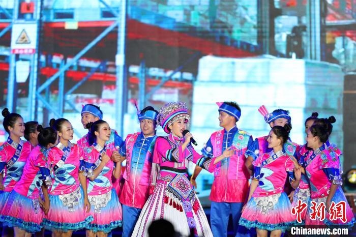 專場(chǎng)晚會(huì)上的民族歌舞表演。　喬長(zhǎng)嬌 攝