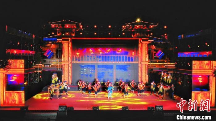 2021昭君文化旅游活動(dòng)專場(chǎng)晚會(huì)現(xiàn)場(chǎng)。　周星亮 攝