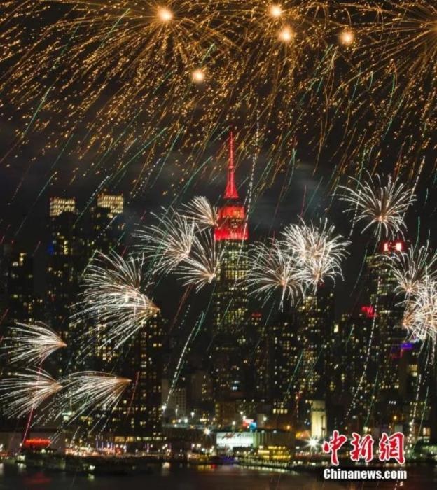 　　2018年，中國駐紐約總領(lǐng)事館前的哈德遜河上空燃放起焰火，慶祝中國狗年春節(jié)。
