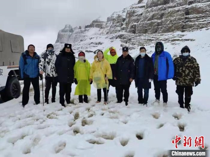 塔爾欽邊境派出所民警與被救游客合影?！“⒗镞吘彻芾碇ш?duì)供圖