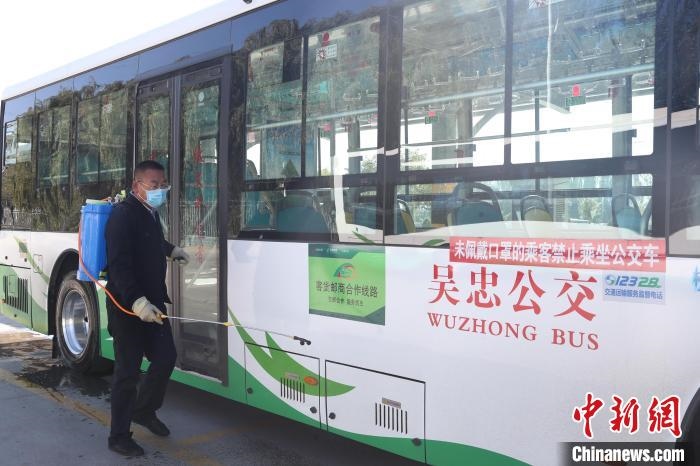 工作人員正在對公交車進行消殺?！∮诰?攝