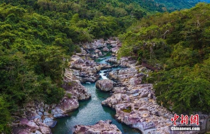 航拍海南呀諾達(dá)熱帶雨林景區(qū)，鳥瞰秀美山水、廣袤雨林。<a target='_blank' href='http://www.chinanews.com/'>中新社</a>記者 駱云飛 攝