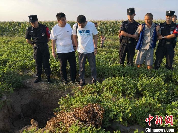 資料圖：犯罪嫌疑人辨認(rèn)作案現(xiàn)場(chǎng)?！〖蜗榭h公安局供圖