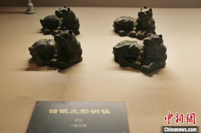 一級(jí)文物錯(cuò)銀虎形銅鎮(zhèn)?！≮w曉 攝