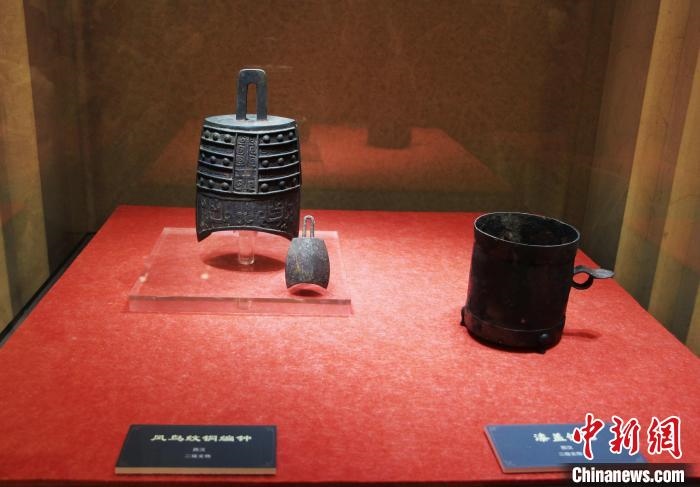 二級(jí)文物西漢鳳鳥紋銅編鐘、漆蓋銅卮?！≮w曉 攝