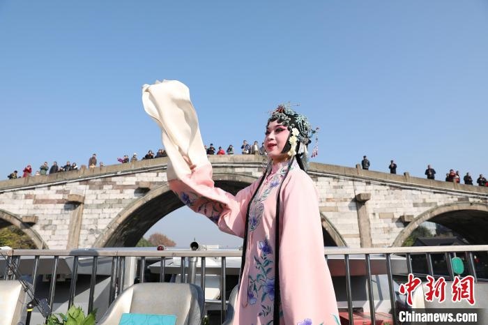 2019京杭對(duì)話的大運(yùn)河京杭雅集活動(dòng)中，浙江昆劇團(tuán)國(guó)家一級(jí)演員楊崑在中國(guó)大運(yùn)河(杭州段)上進(jìn)行表演?！⌒燔?攝 攝