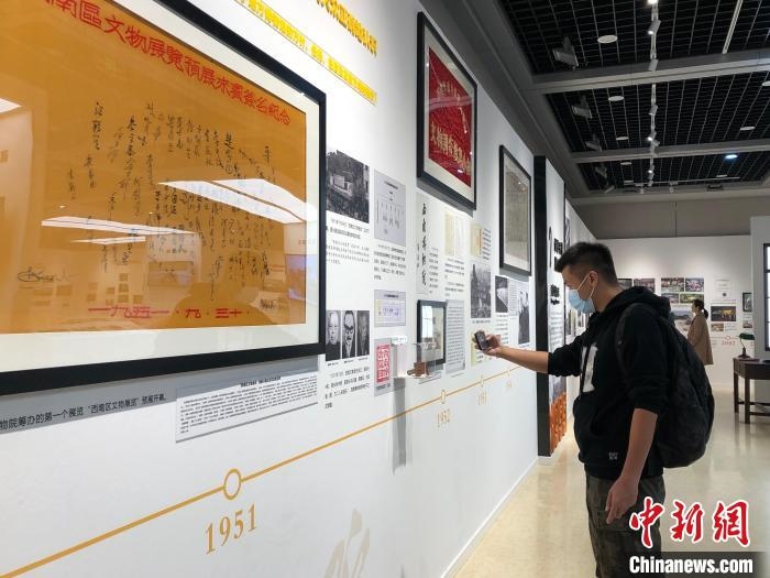 圖為市民參觀特展“我們：和博物館一起走過(guò)的日子”。　鐘旖 攝