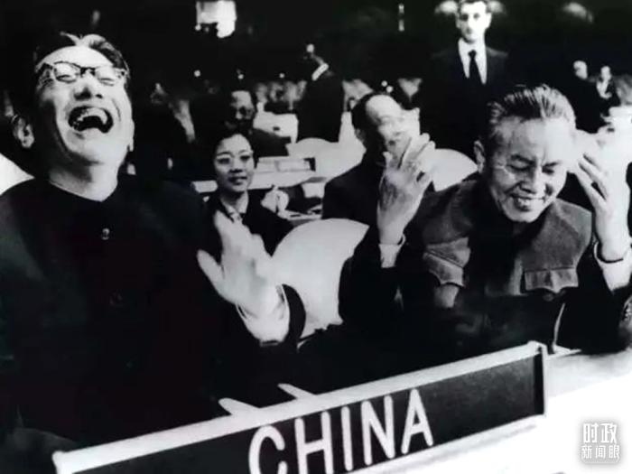 △1971年11月15日，以外交部副部長喬冠華(左一)為團長、黃華(右一)為副團長的中國代表團，首次出現(xiàn)在聯(lián)合國大會上。(資料圖)