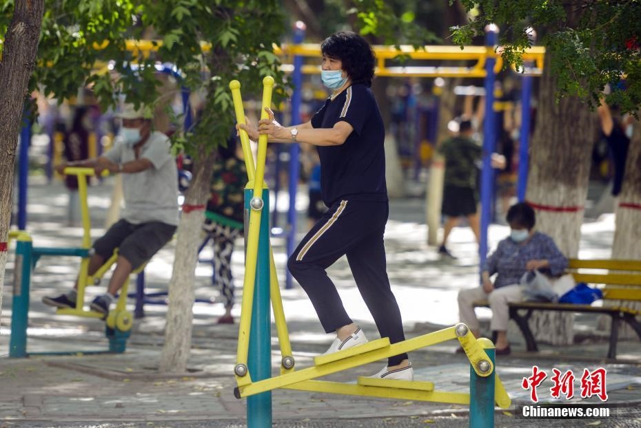 市民在體育公園利用公共健身器械鍛煉身體。 <a target='_blank' href='http://www.chinanews.com/'>中新社</a>記者 劉新 攝