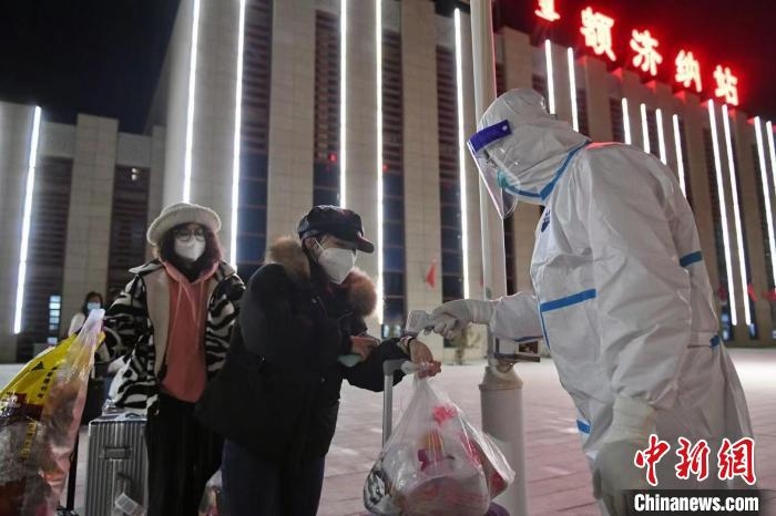圖為滯留游客被有序轉(zhuǎn)運(yùn)至低風(fēng)險(xiǎn)地區(qū)?！⊥趵?攝