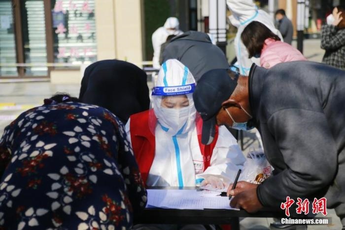 資料圖：青海省西寧市城西區(qū)一核酸檢測(cè)采樣點(diǎn)，居民進(jìn)行信息登記。<a target='_blank' href='http://www.chinanews.com/'>中新社</a>記者 馬銘言 攝