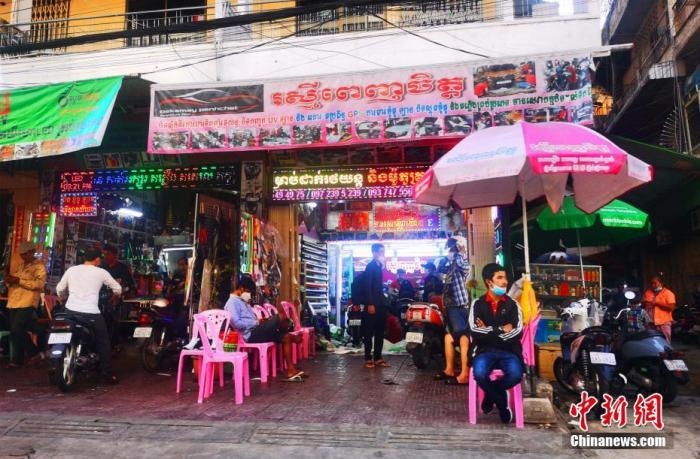 圖為金邊市中心的烏亞西市場，不少店鋪恢復(fù)營業(yè)。 <a target='_blank' href='http://www.chinanews.com/'>中新社</a>記者 歐陽開宇 攝