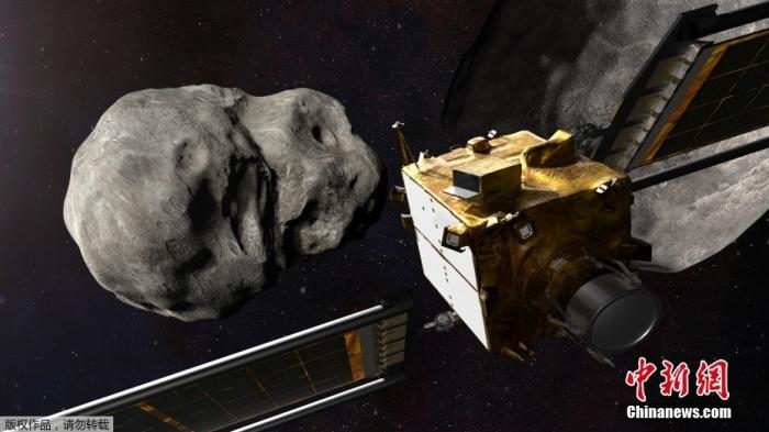 當(dāng)?shù)貢r間11月4日，法新社公布了兩張來自美國宇航局的太空效果圖，畫面顯示一艘宇宙飛船從小行星后面進行撞擊。據(jù)悉，美國宇航局計劃讓一艘以每小時24000公里的速度飛行的宇宙飛船撞上一顆小行星以進行“行星防御”測試，雖然地球尚且沒有面臨如此緊迫的危險。