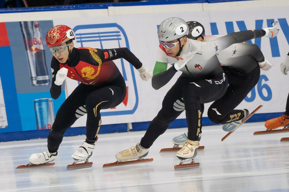 11月20日，中國選手武大靖(左)和匈牙利選手劉少林在比賽中。劉少林奪得冠軍，武大靖獲得第四名。新華社發(fā)(弗爾季·奧蒂洛 攝)