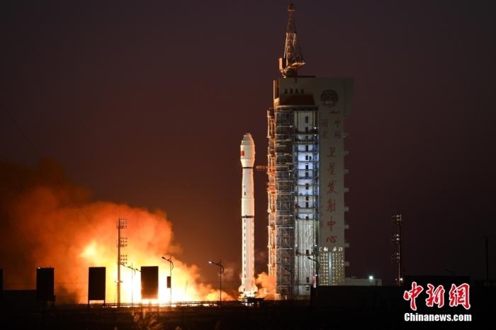 11月23日7時(shí)45分，中國(guó)在酒泉衛(wèi)星發(fā)射中心用長(zhǎng)征四號(hào)丙運(yùn)載火箭，成功將高分三號(hào)02星發(fā)射升空。 <a target='_blank' href='/'>中新社</a>發(fā) 汪江波 攝 　