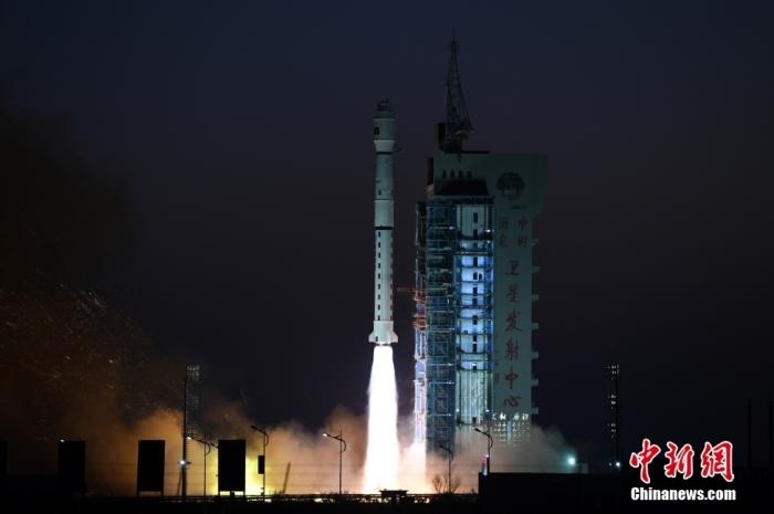 11月23日7時(shí)45分，中國(guó)在酒泉衛(wèi)星發(fā)射中心用長(zhǎng)征四號(hào)丙運(yùn)載火箭，成功將高分三號(hào)02星發(fā)射升空。 <a target='_blank' href='/'>中新社</a>發(fā) 汪江波 攝