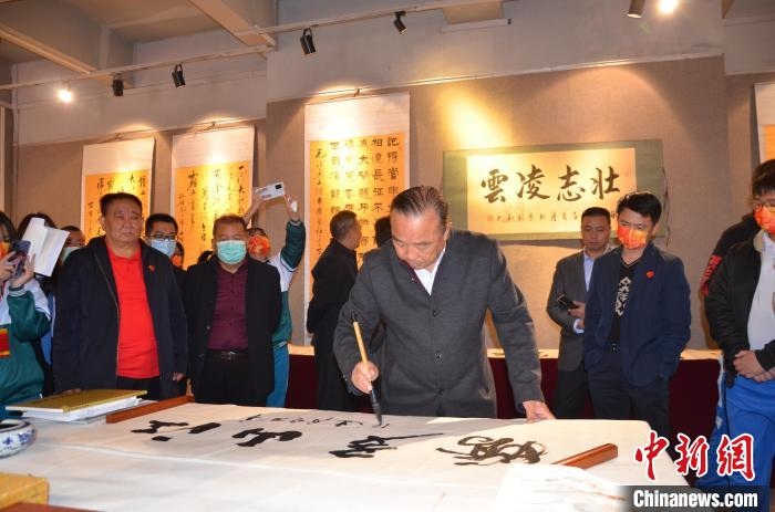 圖為“鐵軍老戰(zhàn)士”、著名書法家、解放軍報原副總編輯連俊義少將現(xiàn)場揮毫?！☆佇玛?攝 攝