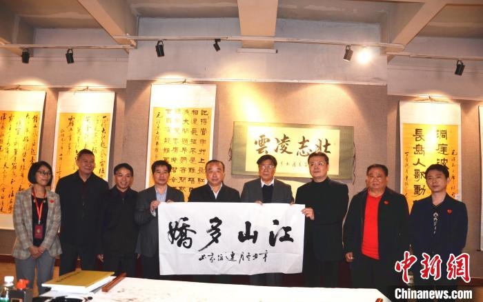 圖為百名將軍書畫展活動現(xiàn)場?！☆佇玛?攝 攝