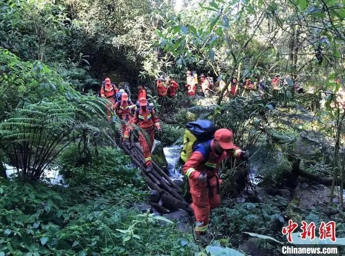圖為搜救隊(duì)員在搜尋失聯(lián)人員。普洱市消防救援支隊(duì)供圖