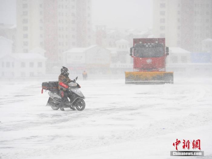 資料圖：市民冒雪出行。 <a target='_blank' href='/'>中新社</a>記者 張瑤 攝