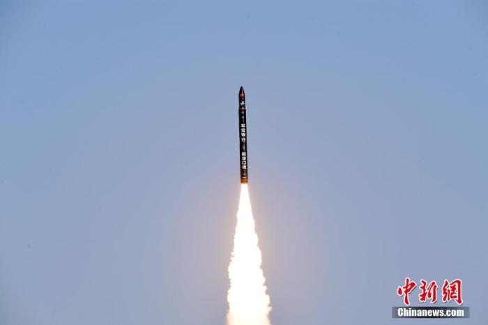 北京時間2021年12月7日12時12分，谷神星一號遙二運載火箭在中國酒泉衛(wèi)星發(fā)射中心成功發(fā)射升空，將搭載的天津大學一號、麗澤一號、寶醞號、金紫荊五號、金紫荊一號03星等5顆小衛(wèi)星順利送入預定軌道，發(fā)射任務獲得圓滿成功。汪江波 攝