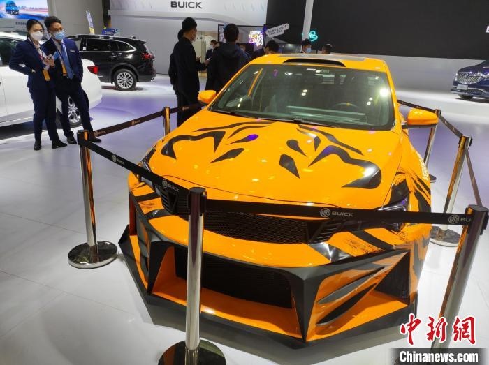 長沙國際車展上展出的汽車?！√菩∏?攝