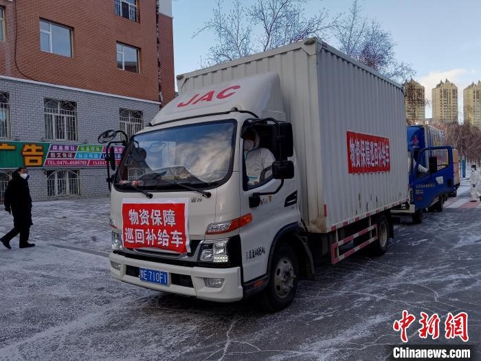 圖為滿(mǎn)洲里物資保障巡回補(bǔ)給車(chē)隊(duì)配貨現(xiàn)場(chǎng)。　秦甜偉 攝