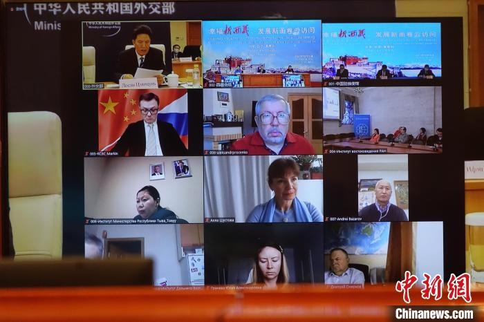 “幸福新西藏、發(fā)展新畫卷”云訪問活動(dòng)在拉薩、北京、莫斯科等地同時(shí)舉行。　冉文娟 攝