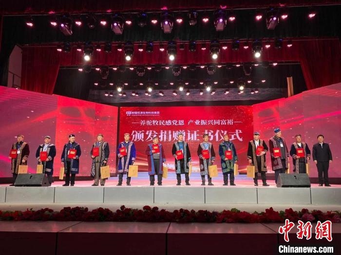阿勒泰地區(qū)牧民靠企業(yè)的幫扶走上了致富道路?！」o琨 攝