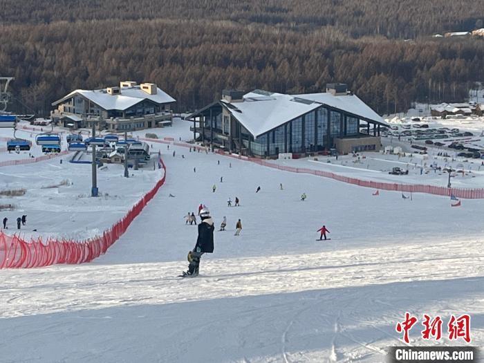 在吉林白山體驗(yàn)滑雪的游客眾多?！⊙潡?攝