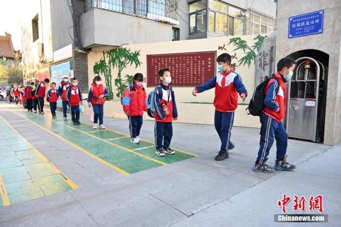 10月，呼和浩特市一所小學(xué)內(nèi)，學(xué)生間隔入校。 <a target='_blank' href='/'>中新社</a>記者 劉文華 攝