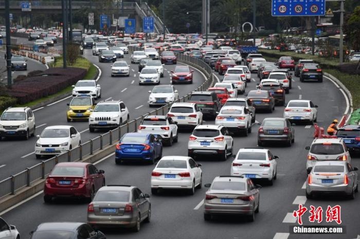 成都市劍南大道的早高峰，車輛排隊(duì)入城。張浪 攝