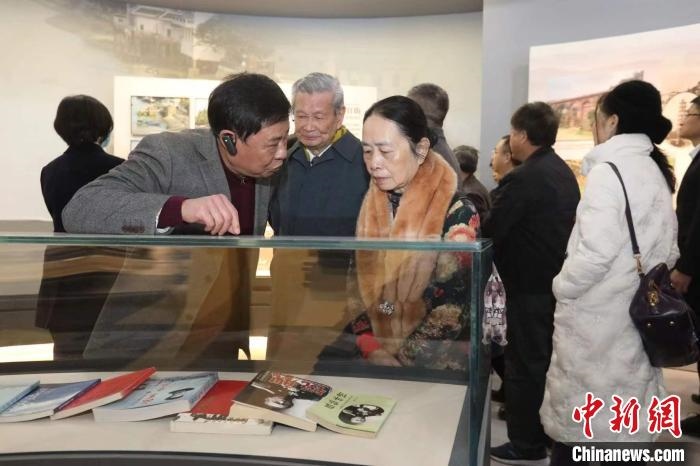船政后裔在參觀新館?！￡悤造o 攝