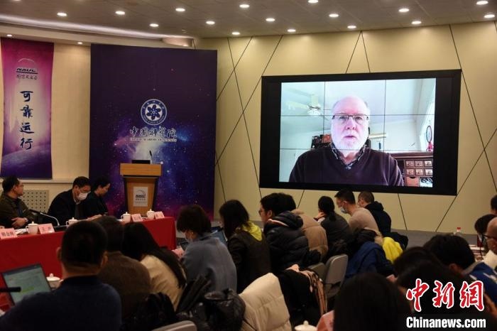 美國伊利諾伊大學(xué)教授理查德？克魯切爾通過視頻點(diǎn)評FAST測量星際磁場最新研究成果?！?lt;a target='_blank' href='/'>中新社</a>記者 孫自法 攝