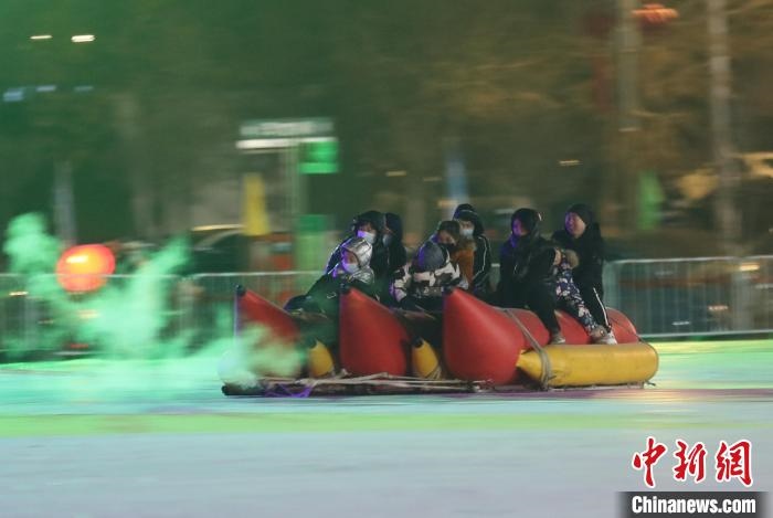 民眾沉醉在冰上香蕉船的快樂中?！∮诤Ｑ?攝