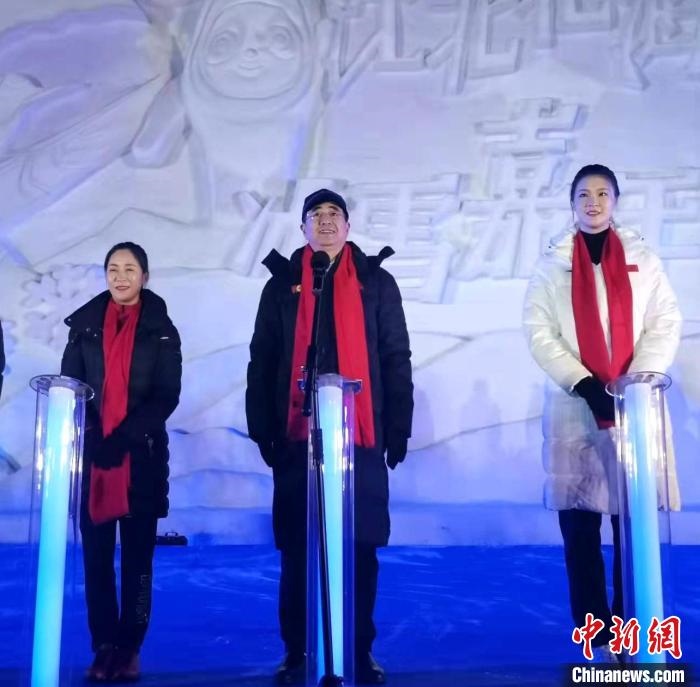 前女排國家隊隊長奧運冠軍惠若琪(右一)，中國女子田徑競走奧運冠軍王麗萍(左一)助陣當晚活動?！≮w桂華 攝