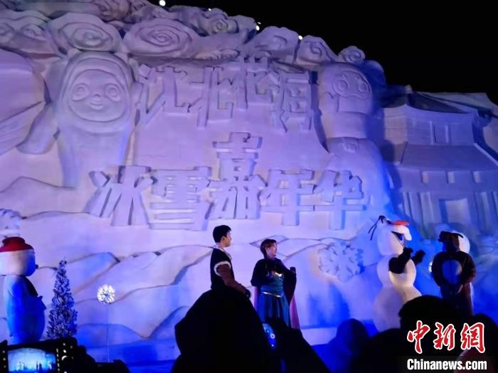 活動現(xiàn)場表演的《冰雪奇緣》很受歡迎?！≮w桂華 攝