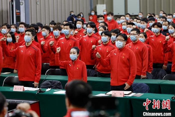1月5日晚，全力沖刺北京冬奧學(xué)習(xí)座談會(huì)在北京舉行，座談會(huì)后，中國(guó)冰雪國(guó)家集訓(xùn)隊(duì)全體成員起立，齊聲高呼：“中國(guó)冰雪，加油！加油！加油！” <a target='_blank' href='/'>中新社</a>記者 富田 攝
