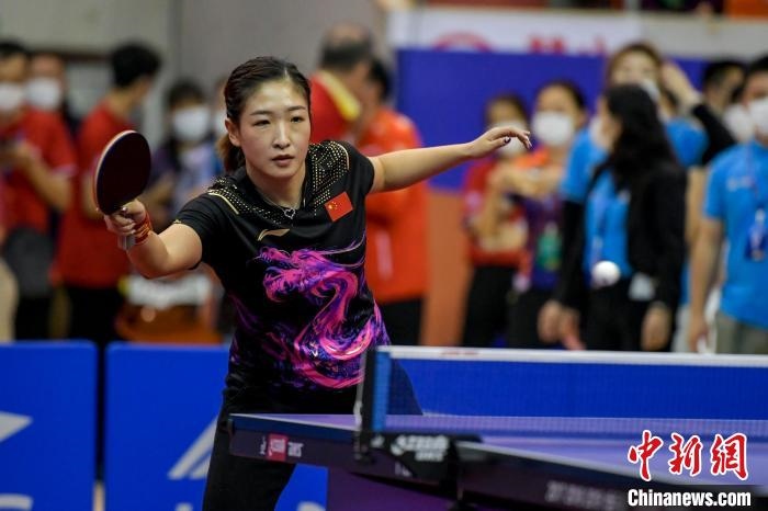 劉詩雯在2021年全國乒乓球“業(yè)余球王”總決賽中與選手互動(dòng)交流球技?！●樤骑w 攝