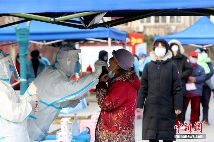 資料圖：1月9日，天津市南開大學(xué)西南村，社區(qū)組織市民進(jìn)行核酸檢測(cè)。 <a target='_blank' href='/'>中新社</a>記者 張道正 攝